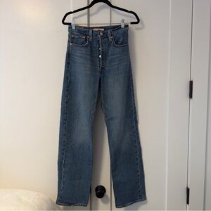 Levi's Straight Leg Jeans - Medium Blue Wash